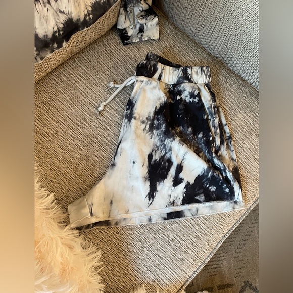 Shein cropped quarter zip top with matching shorts - Picture 12 of 14